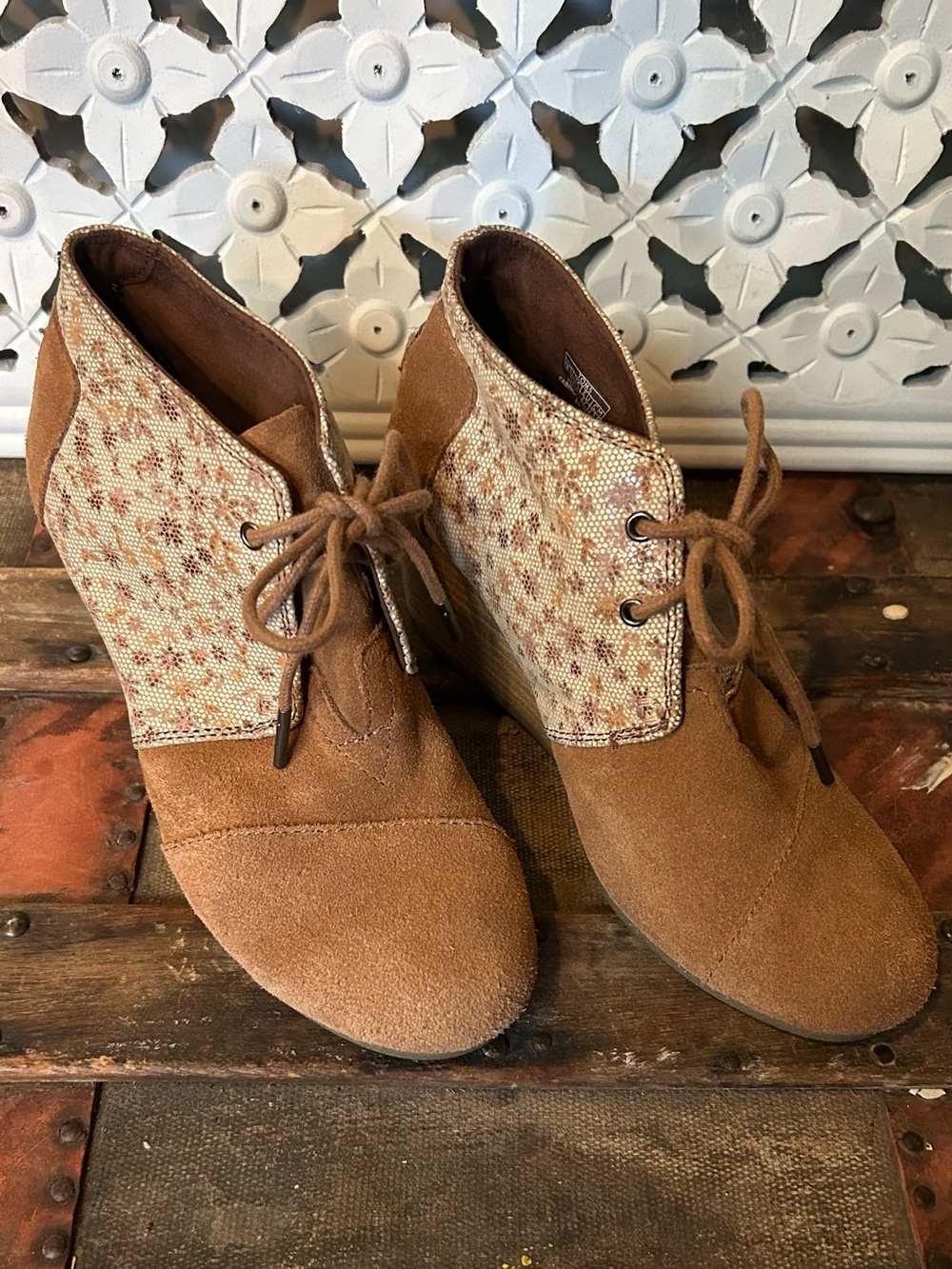 TOMS‎ Brown Suede Floral Print Wedge Ankle Booties Lace-Up Women’s 6.5